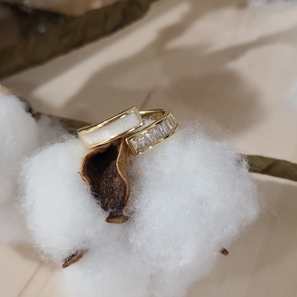 🎉🎉NEW🎉🎉 GORGEOUS!! Adjustable White Enamel And CZ Baguettes Claw Ring - Picture 9 of 16